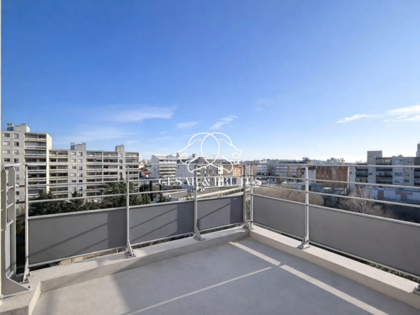 Appartement à rénover avec balcon et garage dans le 8ème arrondissement de Lyon
