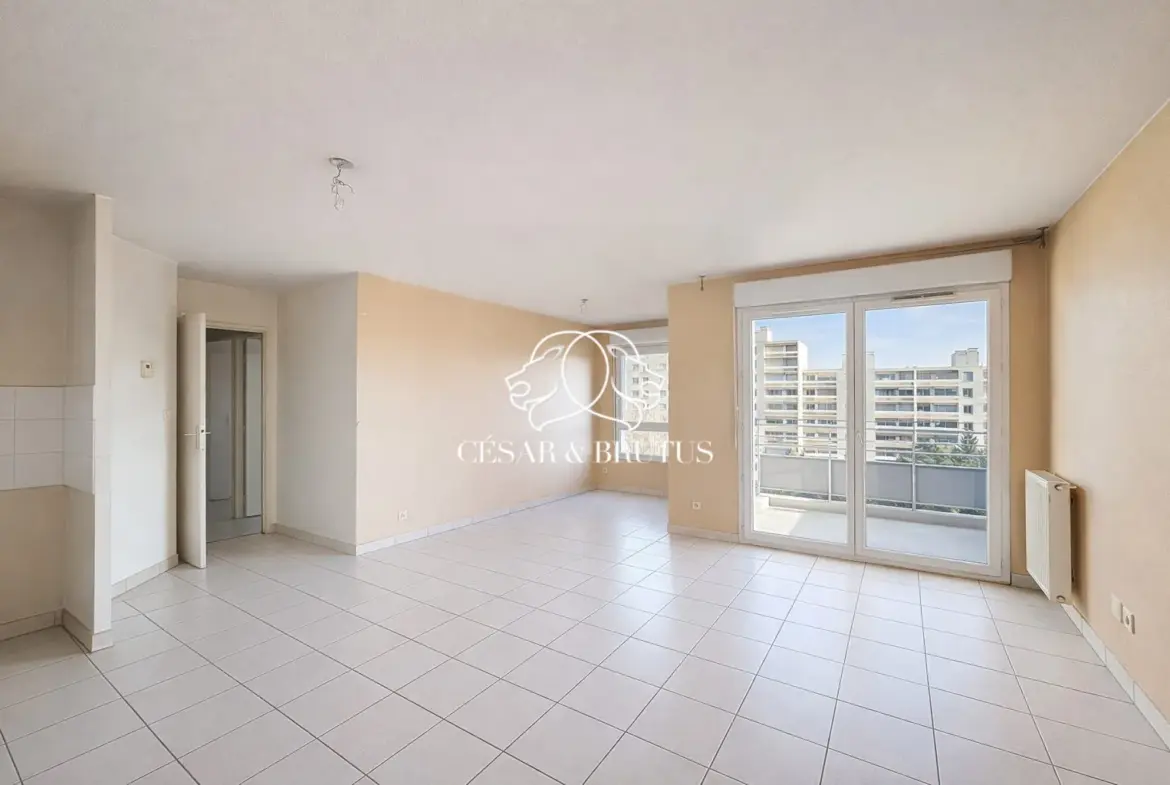 Appartement à rénover avec balcon et garage dans le 8ème arrondissement de Lyon 