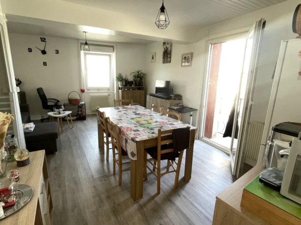 Maison à vendre à Thiers dans un environnement calme avec 2 chambres et confort moderne