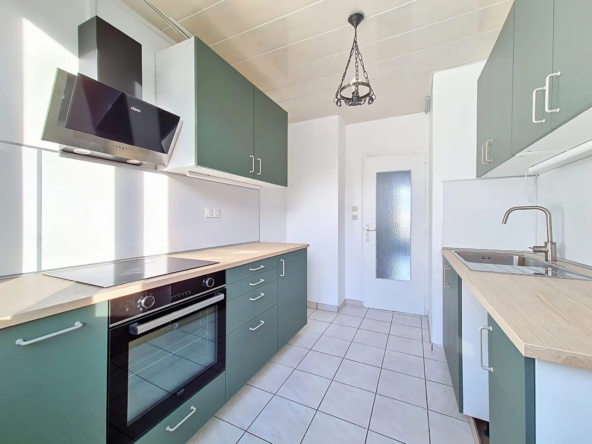 Cuisine Appartement traversant à Grenoble avec vue sur les massifs et garage en option