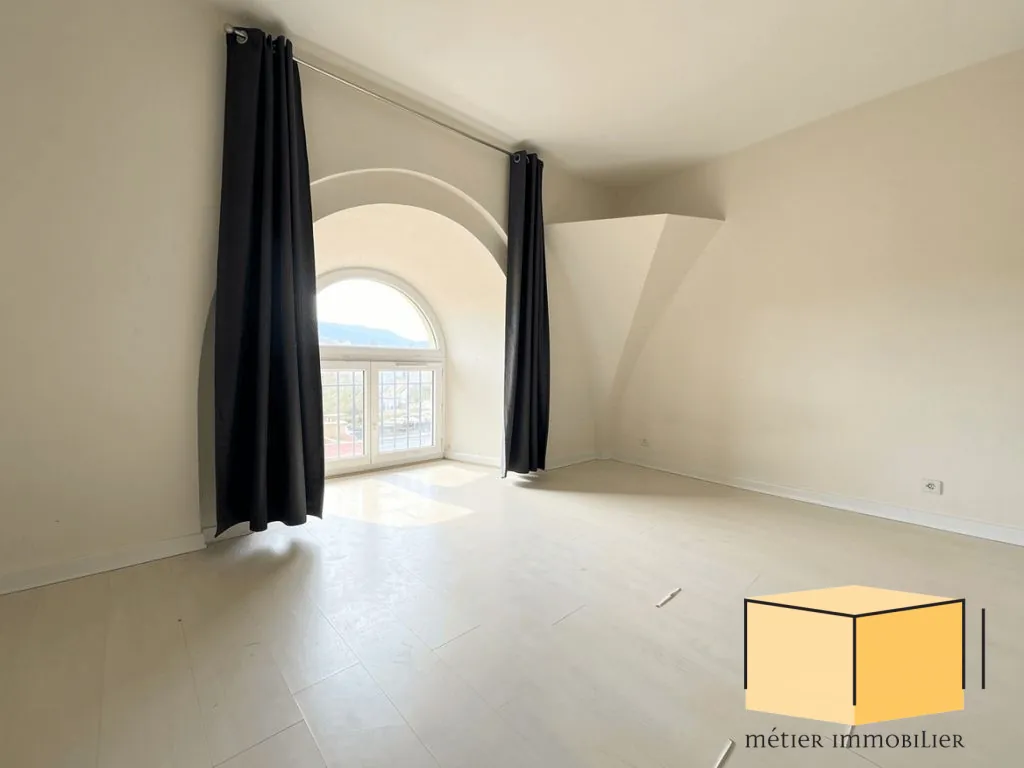 Appartement F3 à Belley avec terrasse, cellier et parking, faible charges 