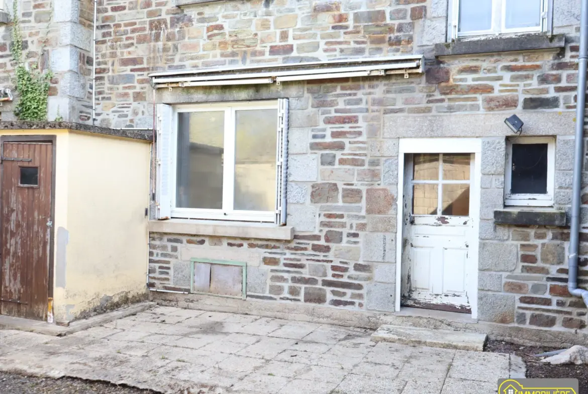 Maison à vendre à Sourdeval de 118 m² avec cour et cave, à rénover 