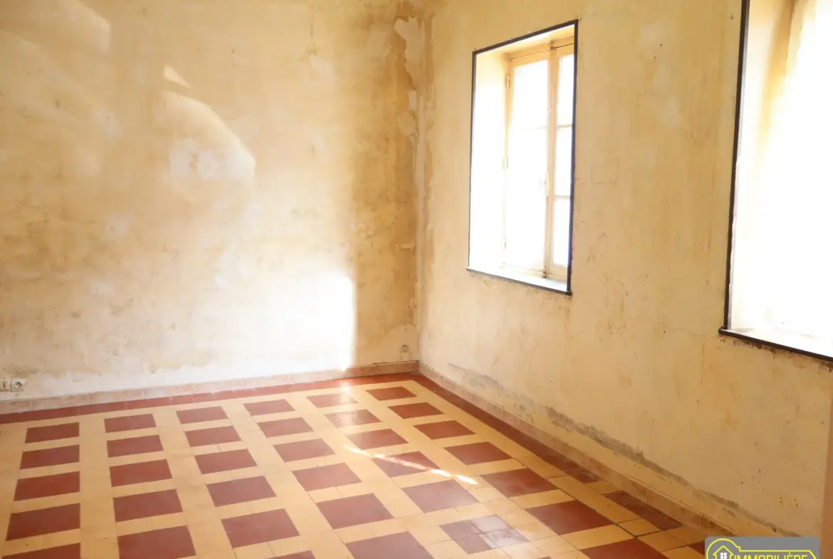 Maison à vendre à Sourdeval de 118 m² avec cour et cave, à rénover 