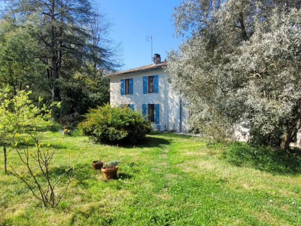 Belle maison charentaise de 218 m² à Plassac proche Saint Genis et Mirambeau
