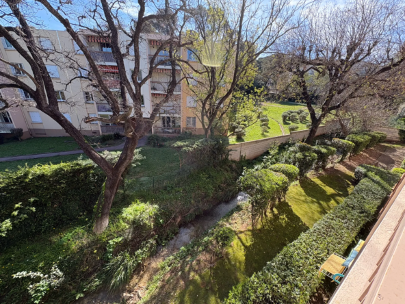 Studio à Hyères proche gare et plage avec parking, cave et vue Jardin