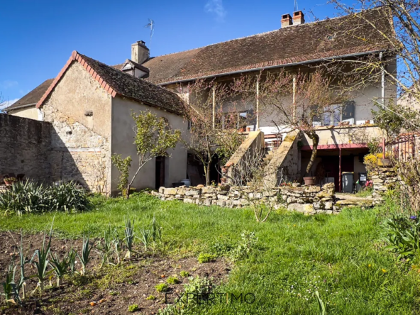 Maison en pierre à rénover avec potentiel de 150 m² à Saint-Huruge en Bourgogne