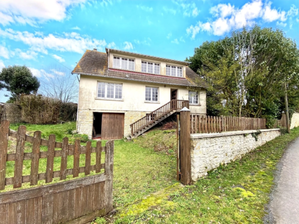 Maison à rénover avec grand terrain à Longues-sur-Mer - Potentiel exceptionnel