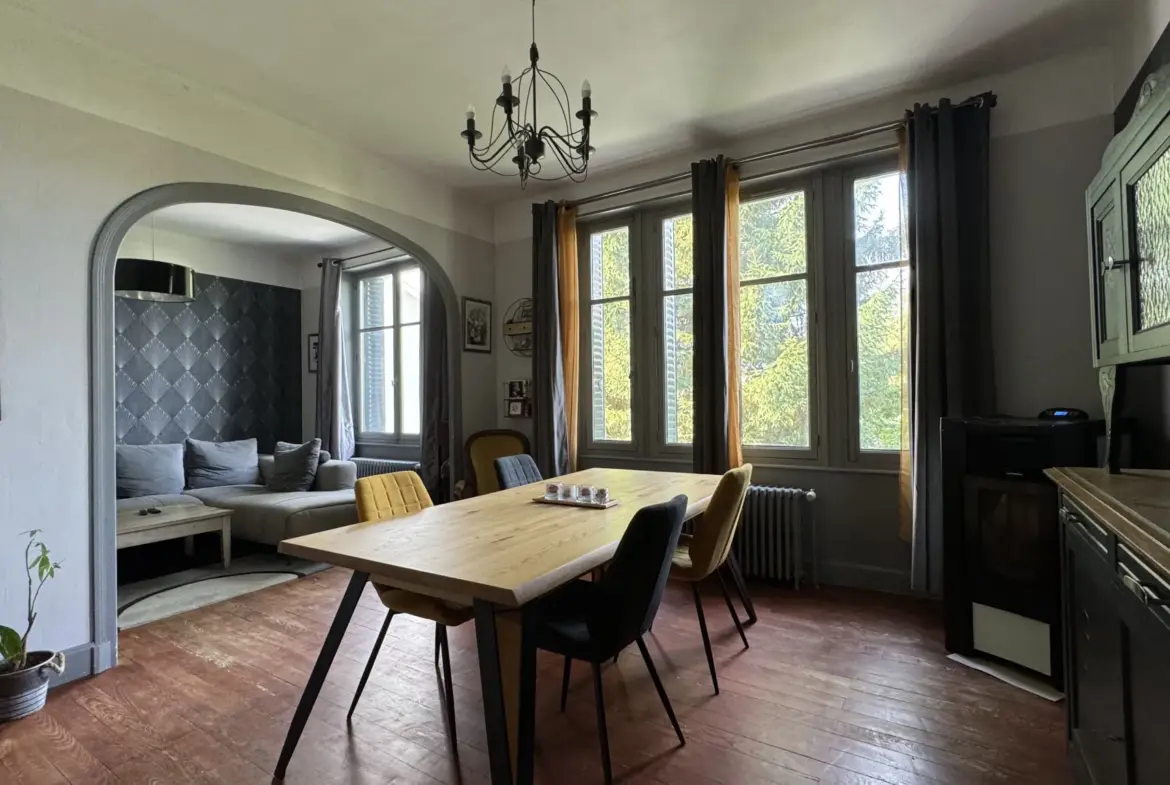 Maison familiale de 150 m² avec piscine et terrain à Puy-Guillaume 