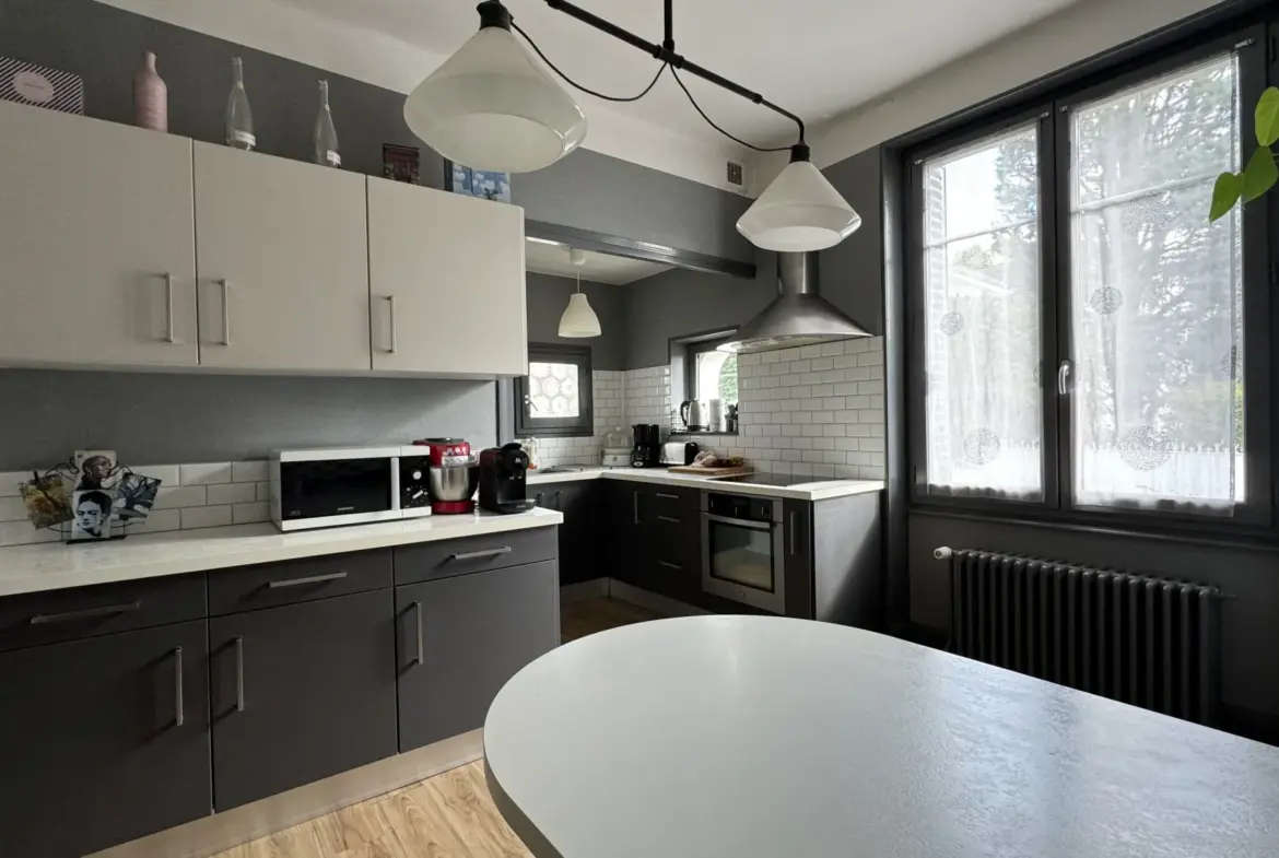 Maison familiale de 150 m² avec piscine et terrain à Puy-Guillaume 