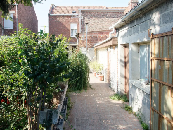 Maison à vendre à Carvin - 116 m² avec terrasse, jardin et garage pour rénovation