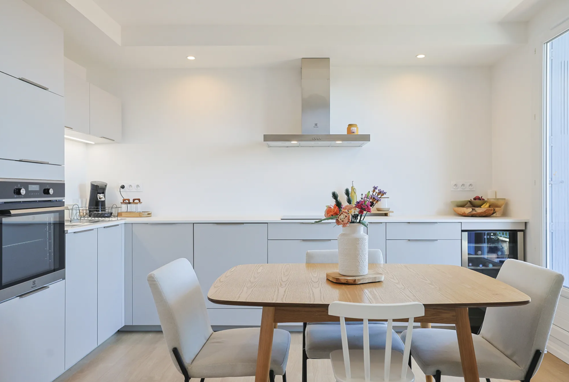 Appartement T4 rénové de 76m² avec vue panoramique à La Farlède 
