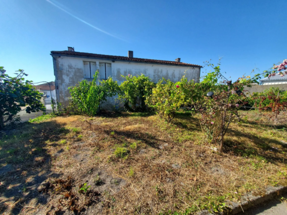 Maison charentaise à rénover avec dépendances et jardin à proximité de Royan