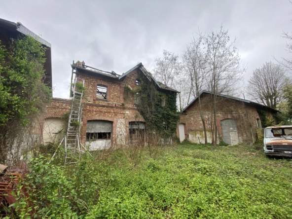 Terrain constructible à La Rochette en Seine-et-Marne avec bâtisse à rénover