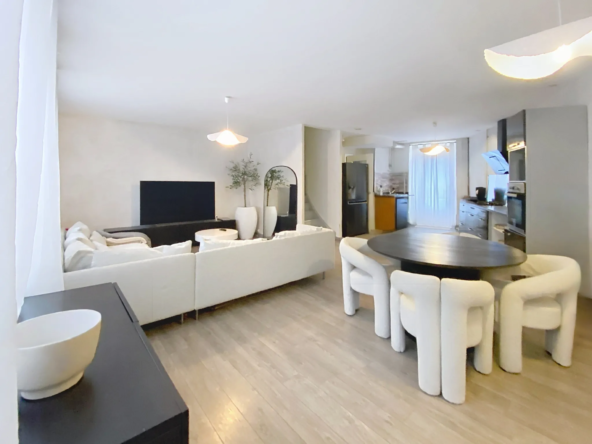 Maison de ville de 135 m² avec cour et 4 chambres à Roussillon le Haut