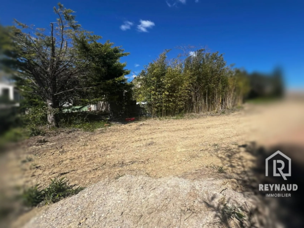 Terrain à bâtir de 300m² à Nébian, proche Clermont-l'Hérault, idéal pour votre projet immobilier