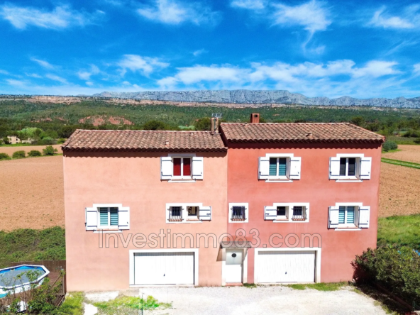 Charmante maison mitoyenne avec balcon et vue sur la Sainte Victoire à Rousset