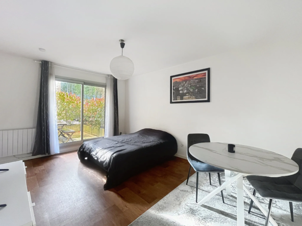 Bel appartement T1 à vendre à Oullins avec terrasse, parking et cave — Secteur prisé et calme