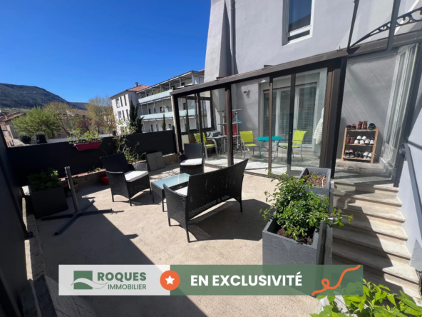 Maison T4 rénovée avec terrasse, garage et cave à Millau en plein centre