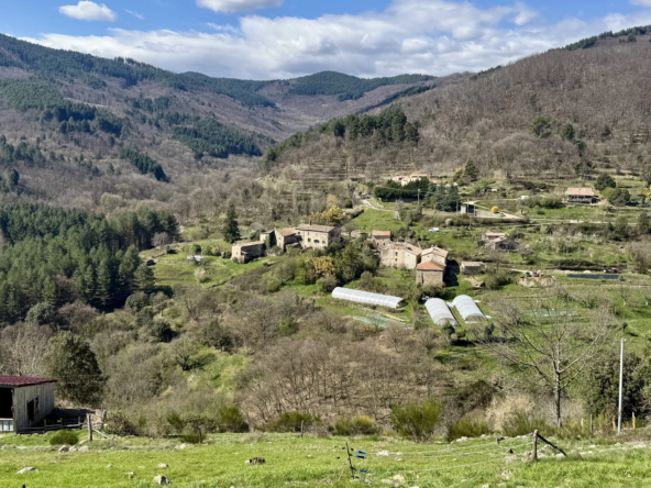 Ferme authentique en Ardèche avec 1,3 ha, vue panoramique, potentiel de rénovation