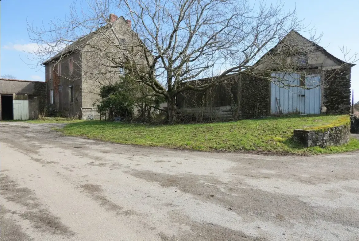Corps de ferme à vendre à Rieupeyroux avec 2.5 ha et dépendances 