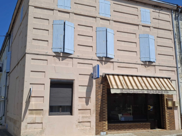 Immeuble avec local commercial et habitation à Chasseneuil-sur-Bonneure - 178,5 m²