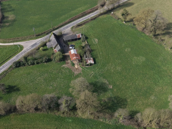 Corps de ferme à rénover sur plus de 7 hectares à Saint-Denis-de-Gastines