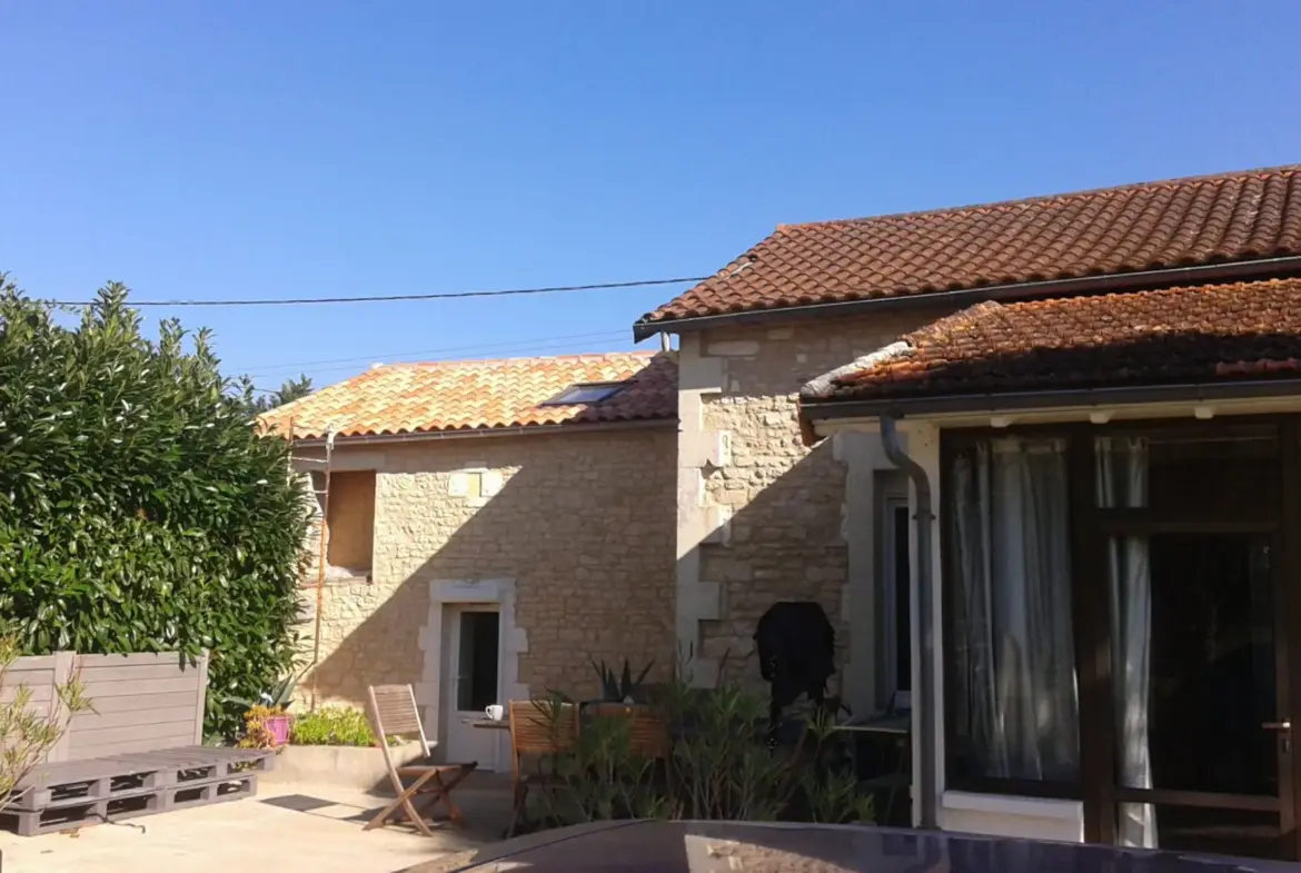 Maison à vendre à La Rochette, charmante pierre rénovée avec grange et grand jardin 