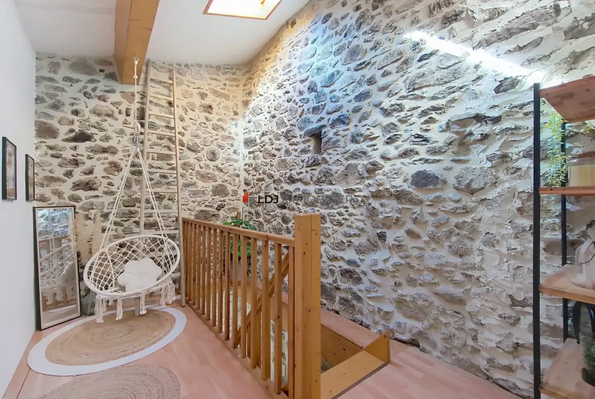 Maison rénovée de 74 m² avec cachet à Campôme 