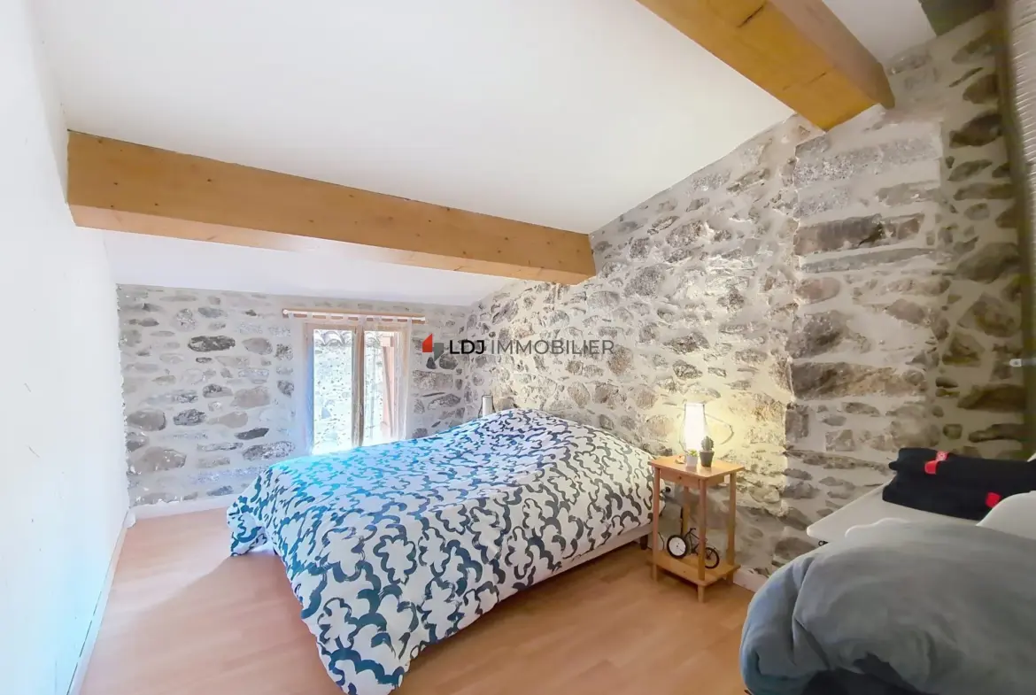 Maison rénovée de 74 m² avec cachet à Campôme 