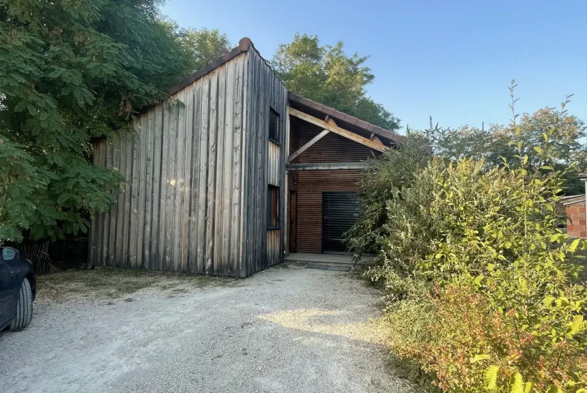 Maison écologique en bois à Tour de Faure avec terrasse et jardin arboré 