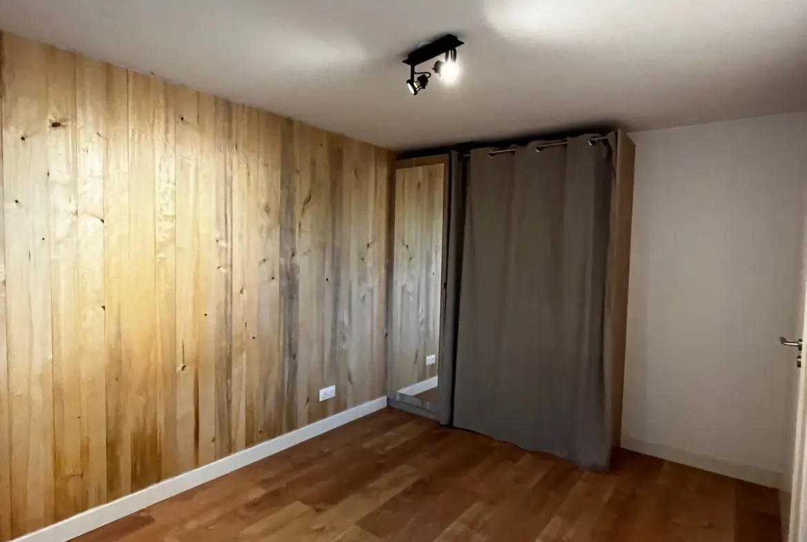 Maison écologique en bois à Tour de Faure avec terrasse et jardin arboré 