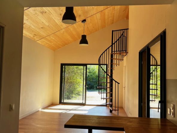 Maison écologique en bois à Tour de Faure avec terrasse et jardin arboré