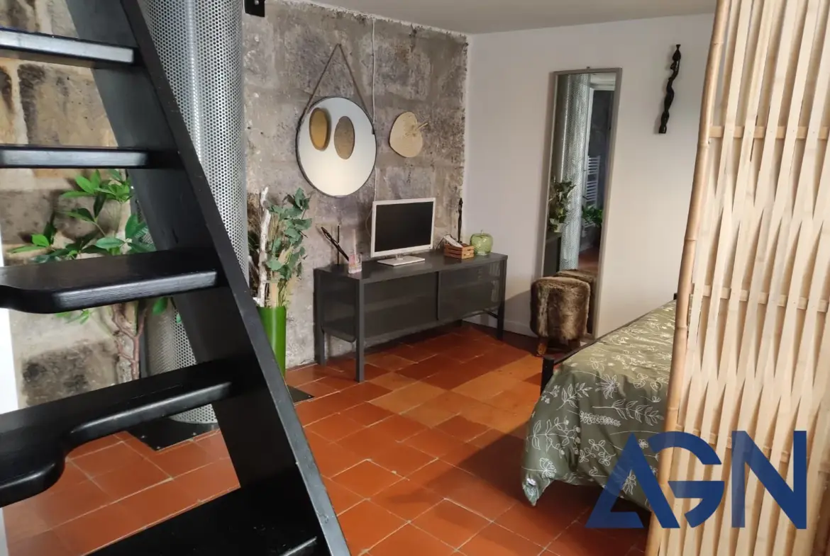 Maison atypique en pierre avec terrasse au cœur d'Agde 