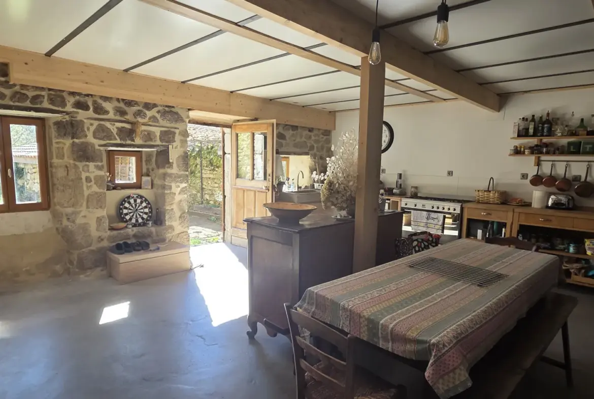 Maison en pierre rénovée de 120 m² avec terrain à Vernoux-en-Vivarais 