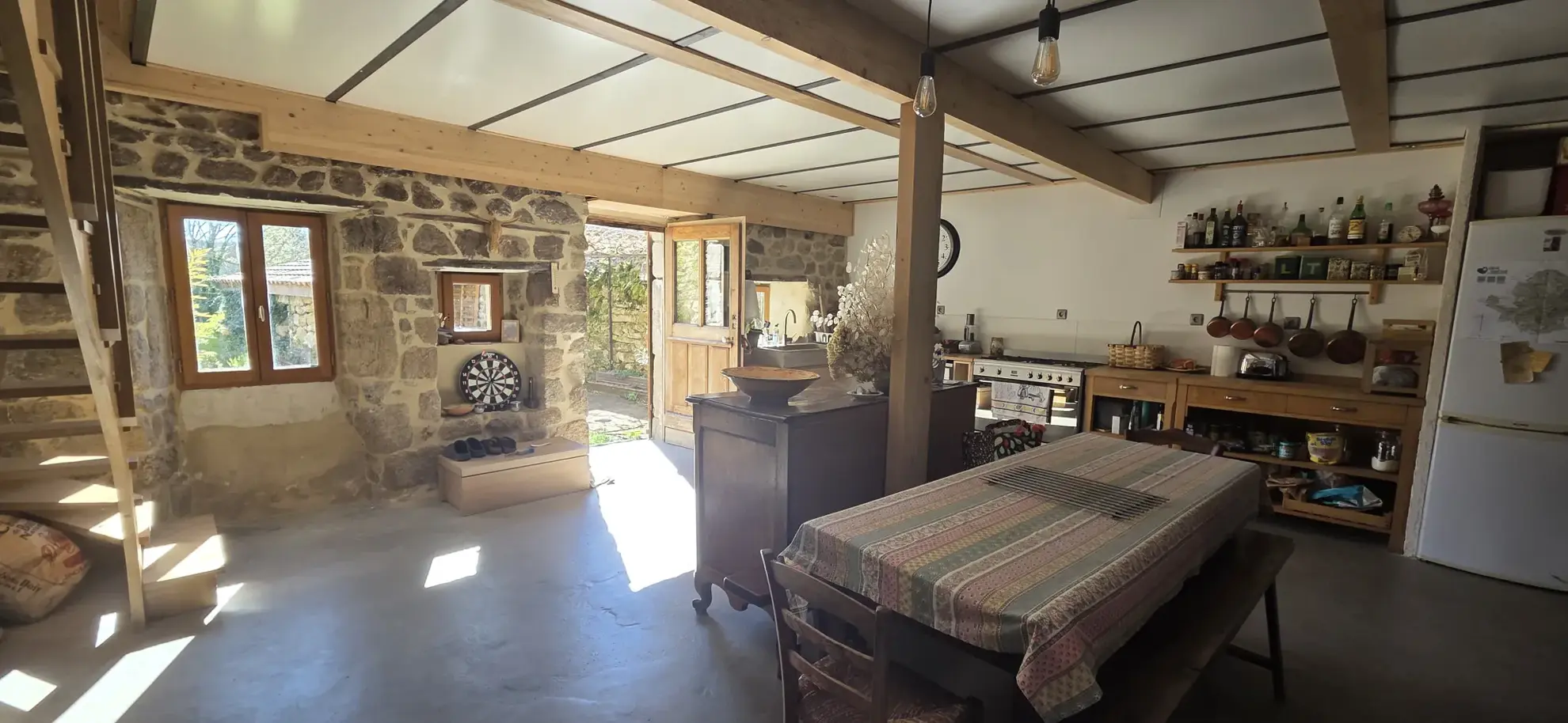 Maison en pierre rénovée de 120 m² avec terrain à Vernoux-en-Vivarais 