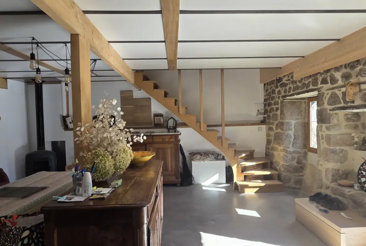 Maison en pierre rénovée de 120 m² avec terrain à Vernoux-en-Vivarais 