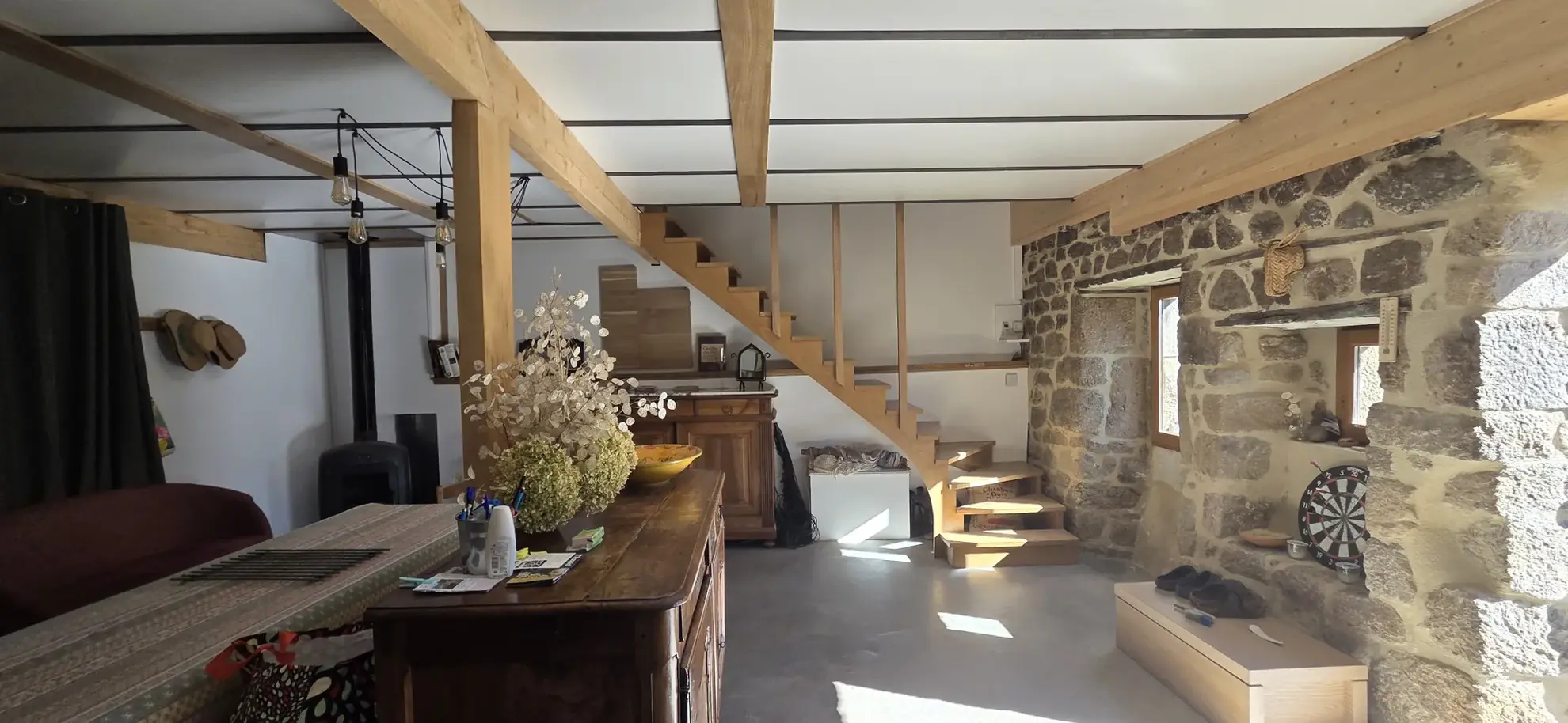 Maison en pierre rénovée de 120 m² avec terrain à Vernoux-en-Vivarais 