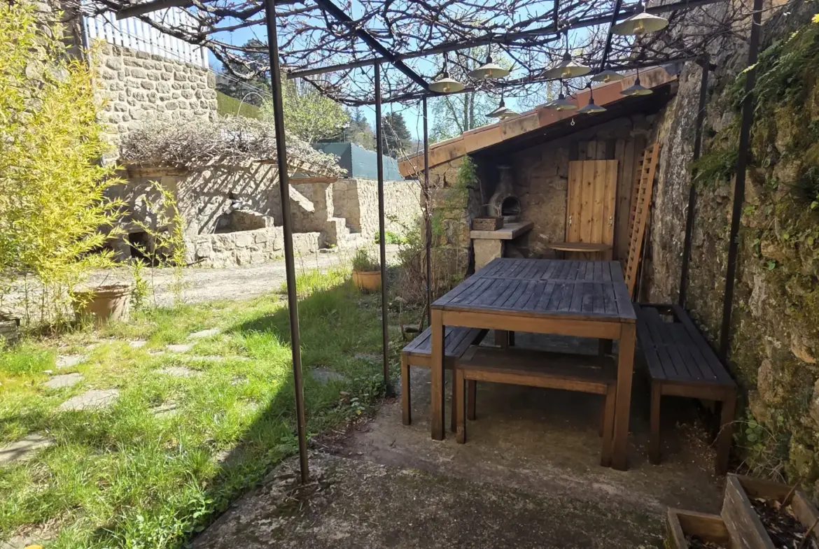 Maison en pierre rénovée de 120 m² avec terrain à Vernoux-en-Vivarais 