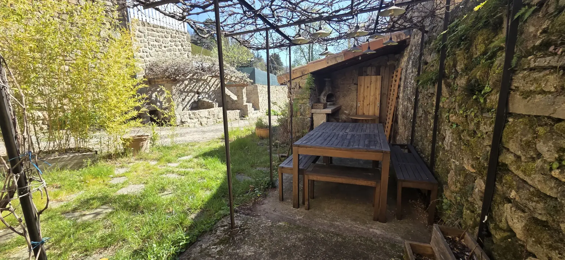 Maison en pierre rénovée de 120 m² avec terrain à Vernoux-en-Vivarais 