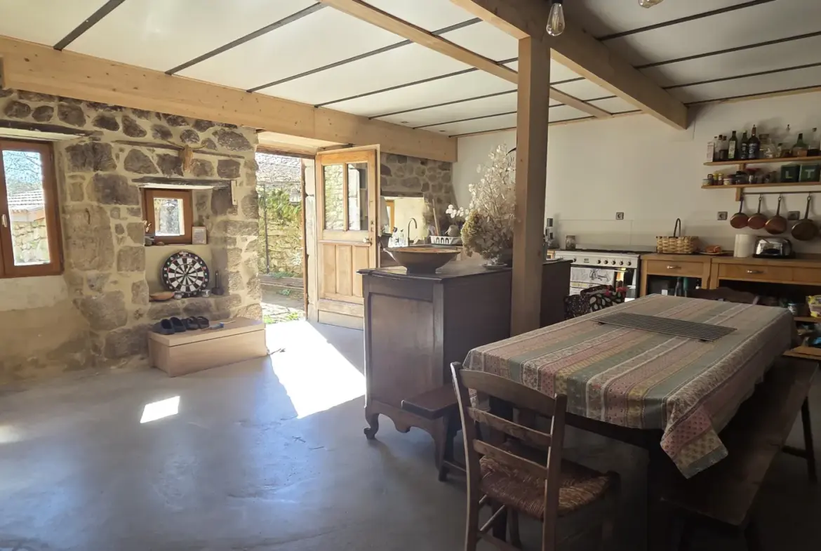 Maison en pierre rénovée de 120 m² avec terrain à Vernoux-en-Vivarais 
