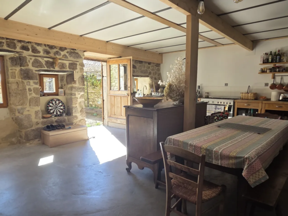 Maison en pierre rénovée de 120 m² avec terrain à Vernoux-en-Vivarais