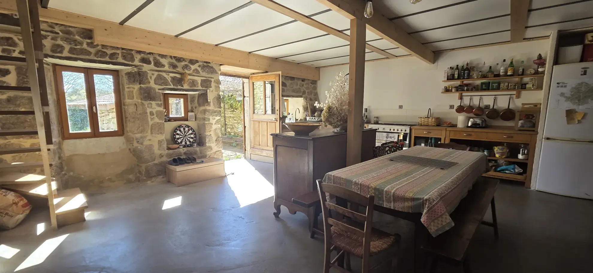 Maison en pierre rénovée de 120 m² avec terrain à Vernoux-en-Vivarais 