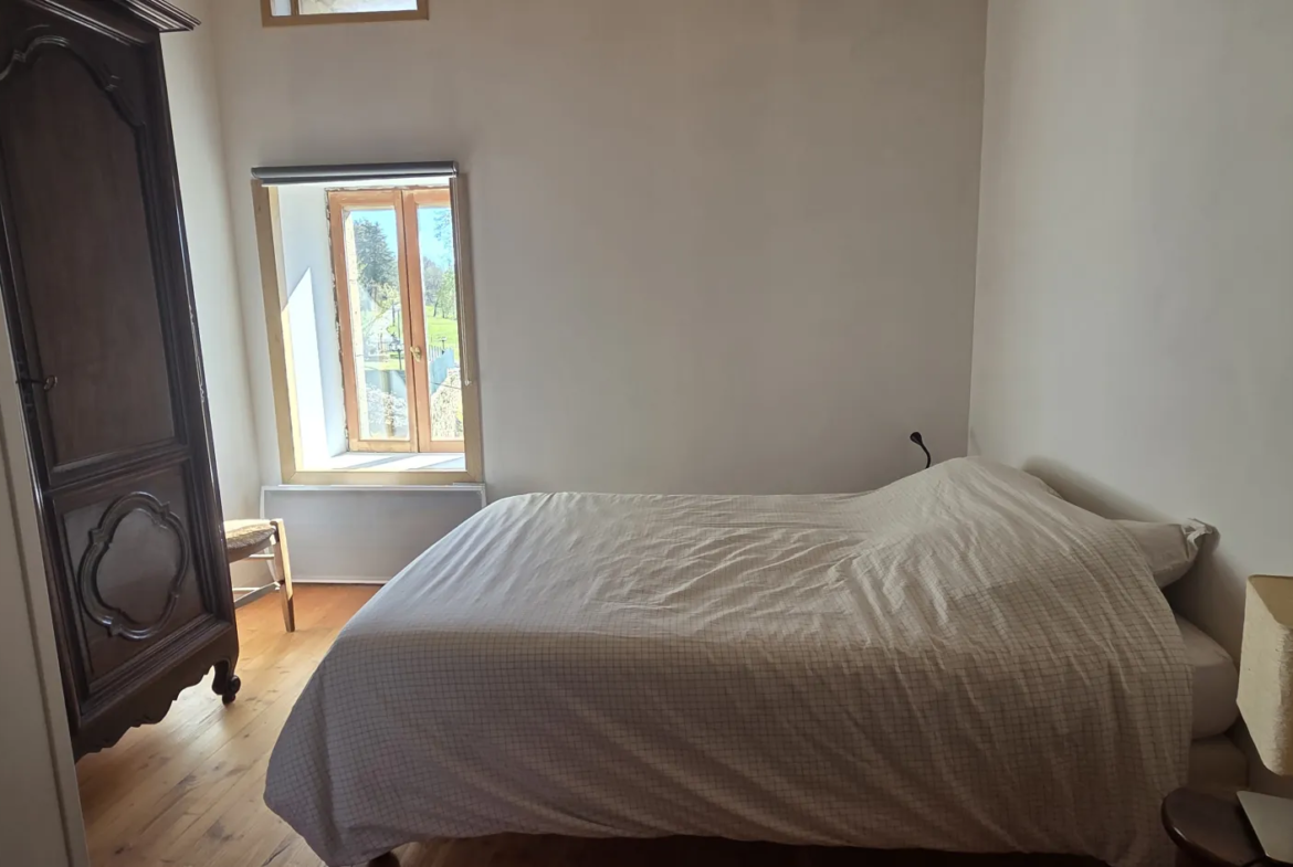 Maison en pierre rénovée de 120 m² avec terrain à Vernoux-en-Vivarais 