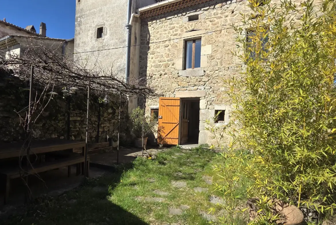 Maison en pierre rénovée de 120 m² avec terrain à Vernoux-en-Vivarais 