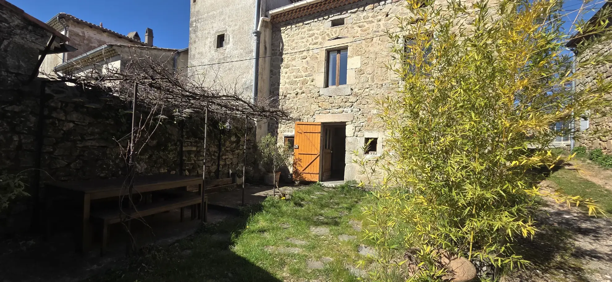 Maison en pierre rénovée de 120 m² avec terrain à Vernoux-en-Vivarais 