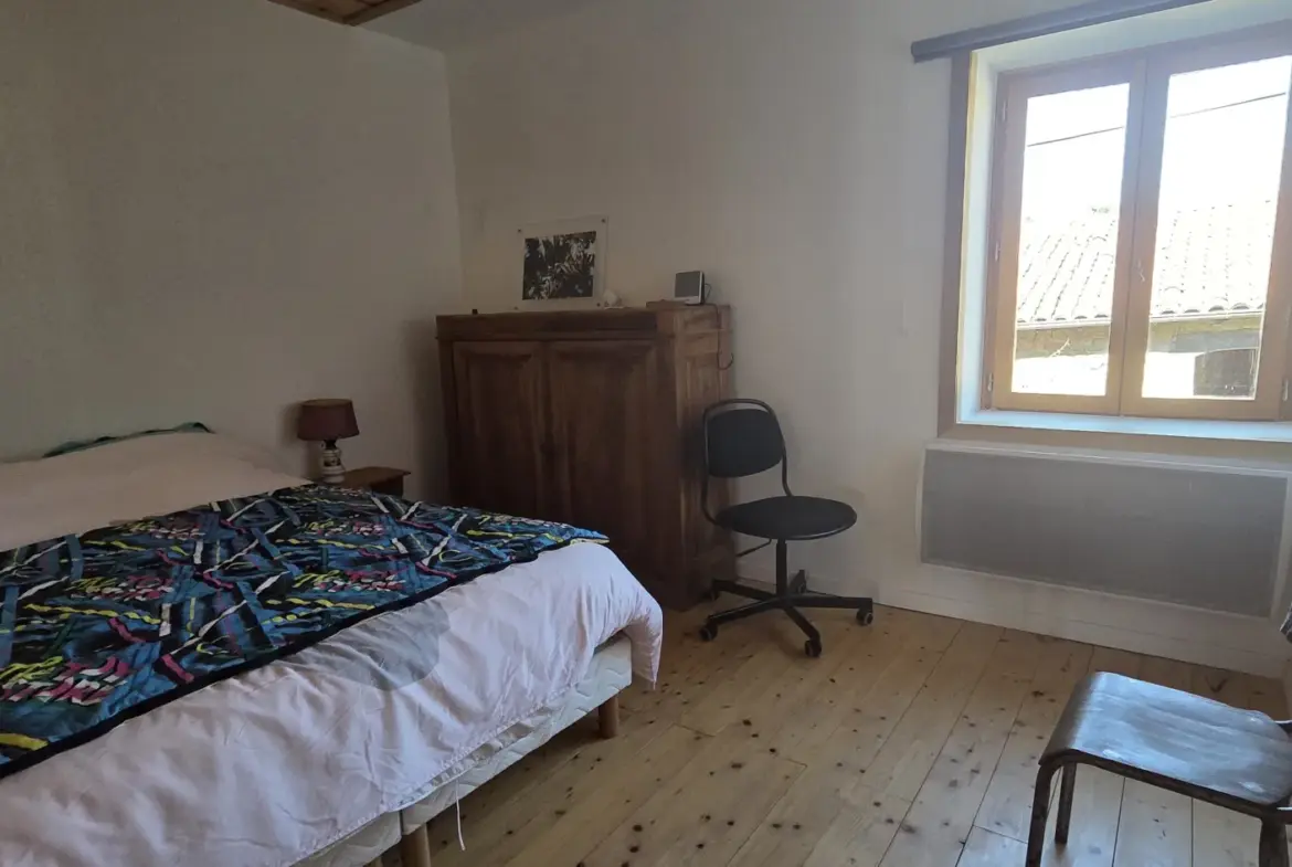 Maison en pierre rénovée de 120 m² avec terrain à Vernoux-en-Vivarais 