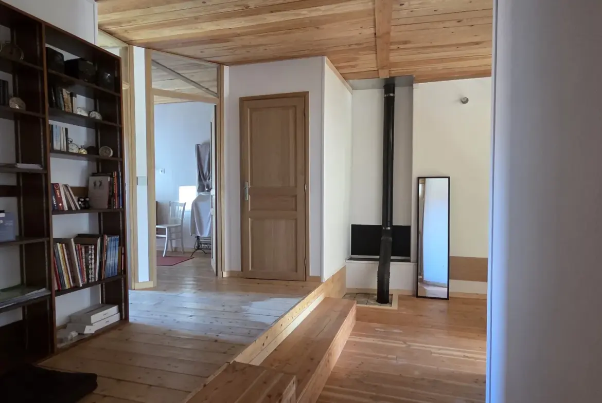 Maison en pierre rénovée de 120 m² avec terrain à Vernoux-en-Vivarais 