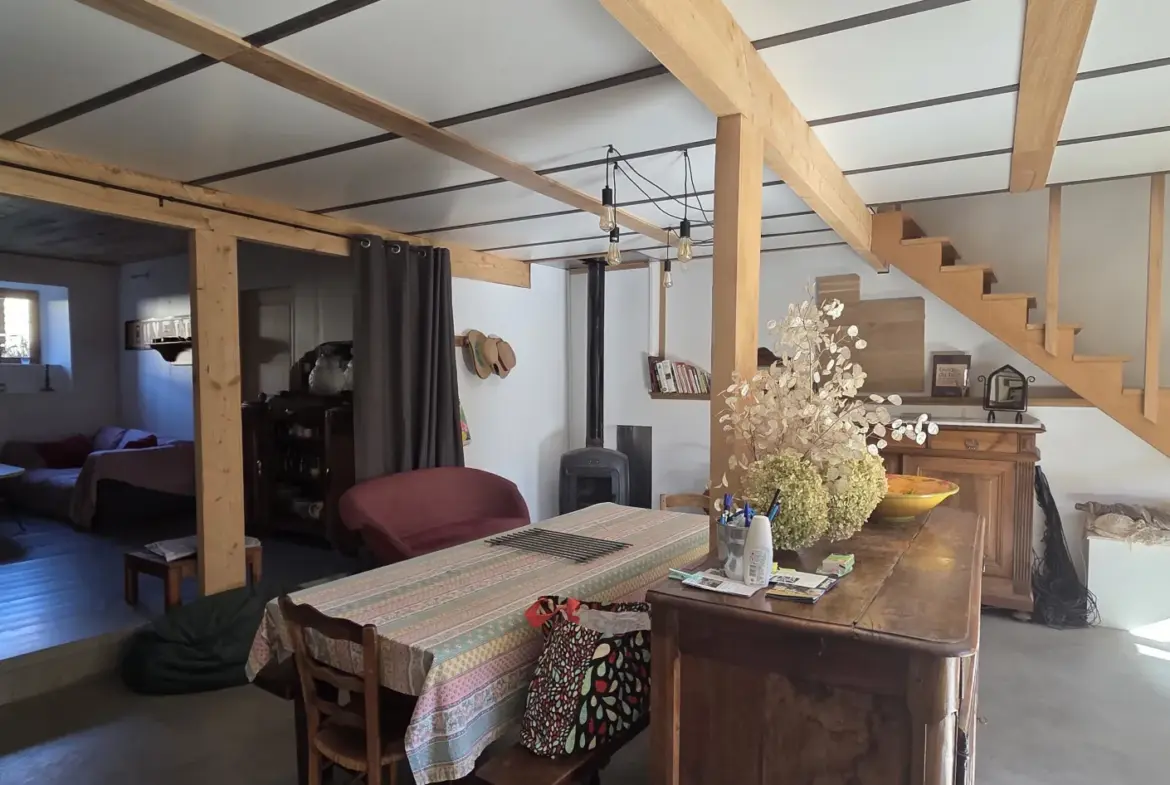 Maison en pierre rénovée de 120 m² avec terrain à Vernoux-en-Vivarais 