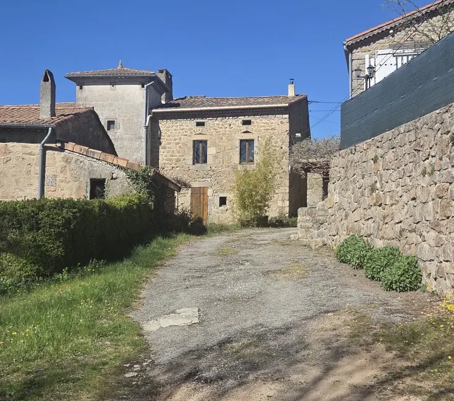 Maison en pierre rénovée de 120 m² avec terrain à Vernoux-en-Vivarais 