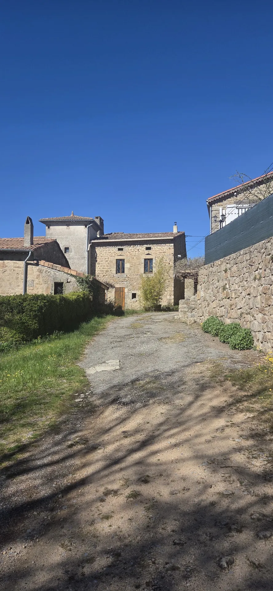 Maison en pierre rénovée de 120 m² avec terrain à Vernoux-en-Vivarais 